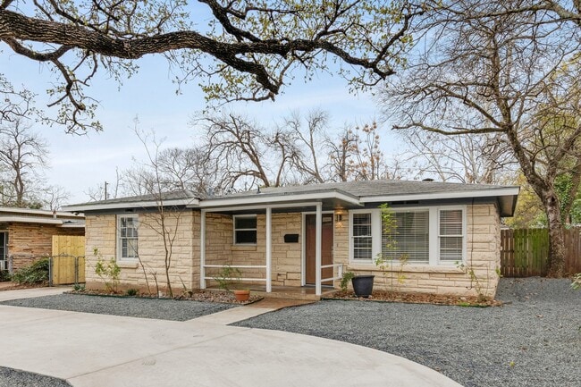 Building Photo - 2018 Remodeled 3 bed / 2 bath - wood / tile floors, fenced yard. Hyde Park / Downtown