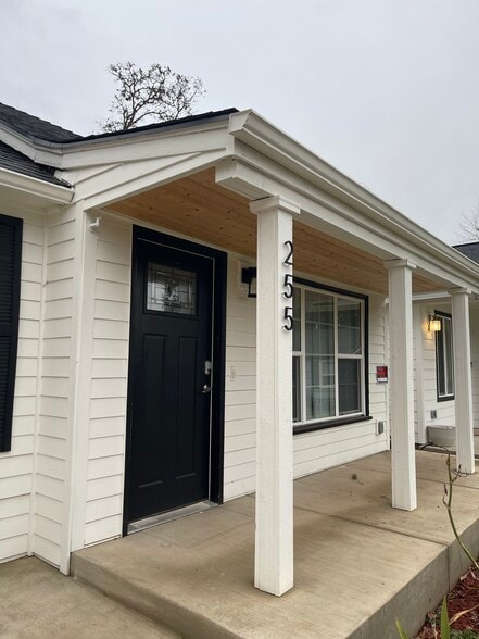 Building Photo - 255 Southview Pl S