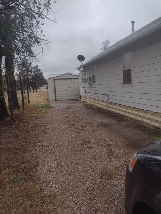 Building Photo - 711 W 11th Ave