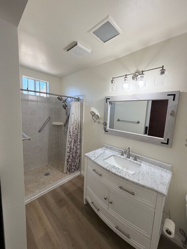 Building Photo - Beautifully Updated 3 Bed, 2 Bath Home in West Vista