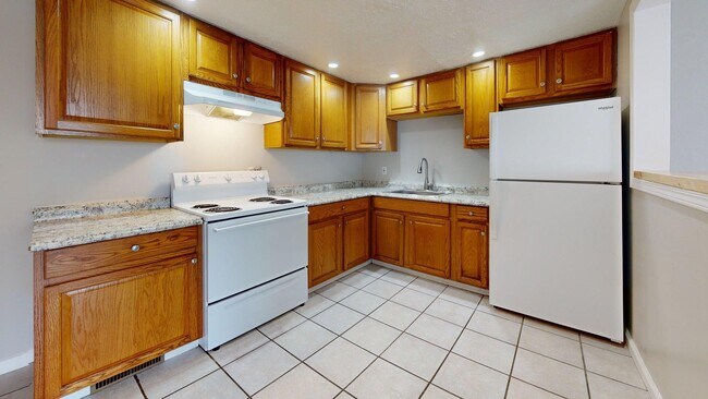 Building Photo - Elyria - updated 2 bedroom/1 bath townhouse.