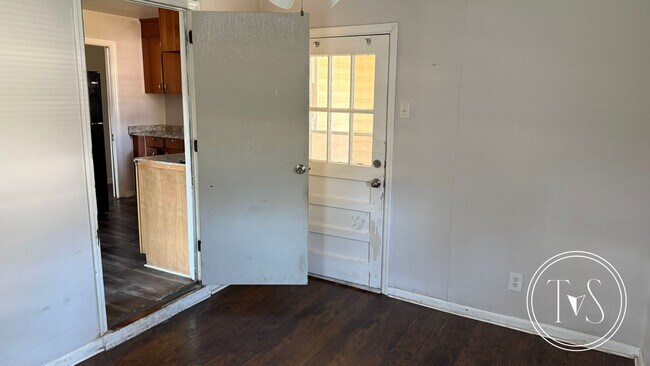 Building Photo - WINTER MOVE-IN SPECIAL: 50% OFF 1st FULL MONTH OF RENT** (**see description for details)