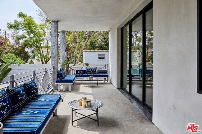 Building Photo - 1724 N Sierra Bonita Ave