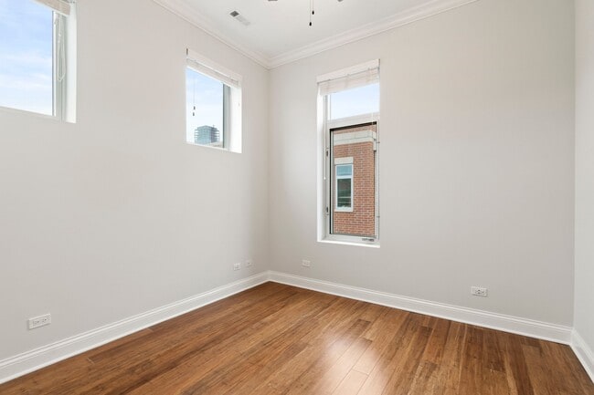 Building Photo - 1039 W Monroe St