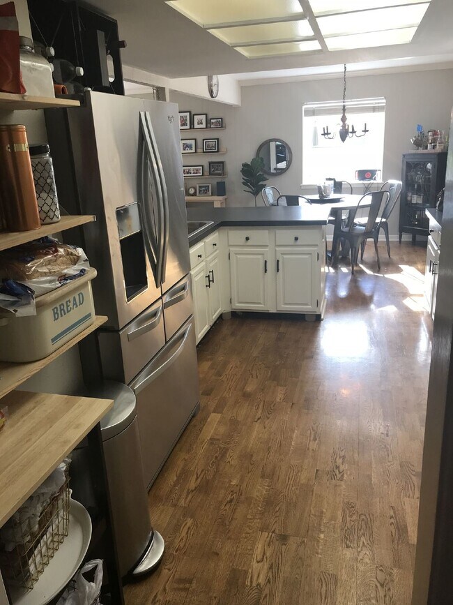 Building Photo - HUGE & ADORABLE 5BR/3.5BA in heart of Willow Creek 2! Available 7/15/26