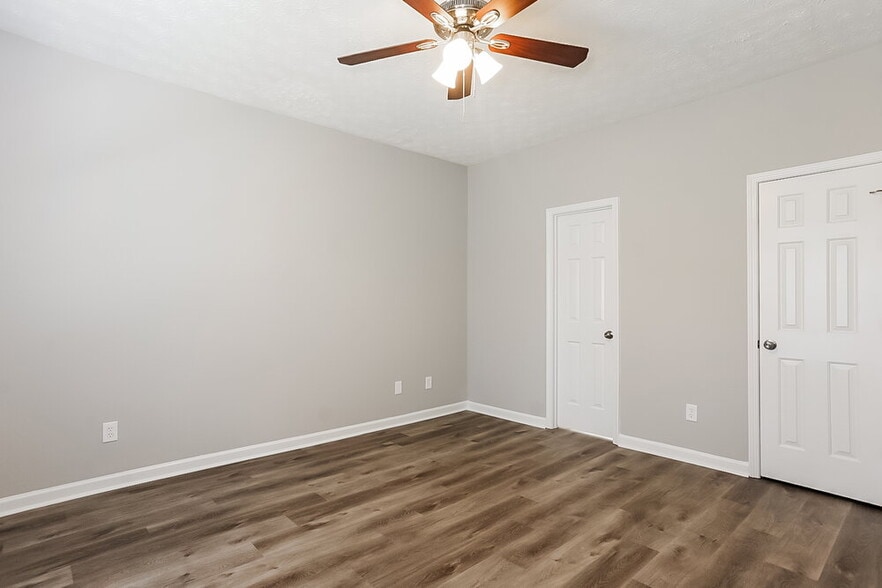 Building Photo - 444 Village Bluff Dr