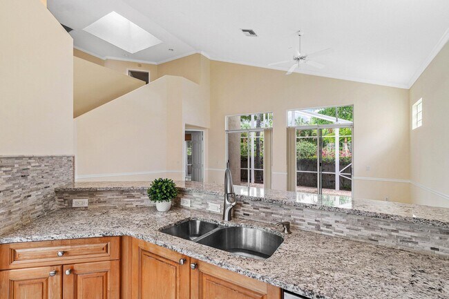 Building Photo - 7690 Hummingbird Ct