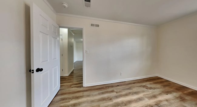 Building Photo - Woodland Terrace – Newly Renovated Home in Prime Downtown Location!