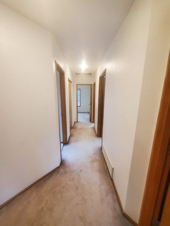 Building Photo - 4 bed, 2.5 bath, 2 car garage on spacious ...