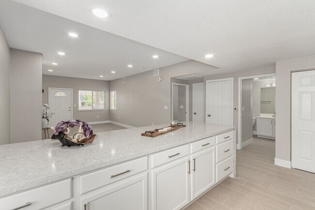 Building Photo - Upgraded 2 Bed 2 Bath with attached 1 Car ...