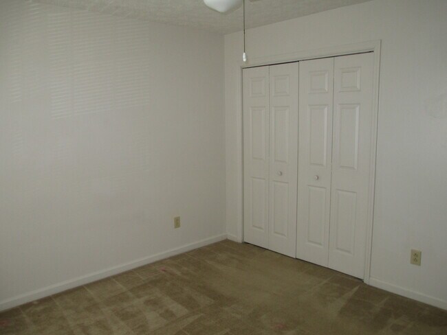 Building Photo - 2 Bedroom, 1 bath apartment - Downstairs U...