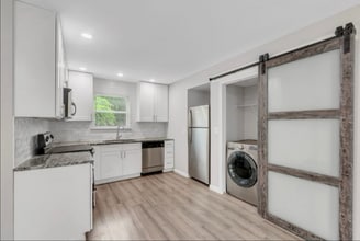 Building Photo - 606 W 4th St