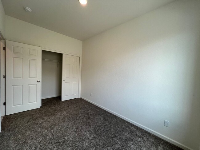 Building Photo - 3-bedroom, 2-bath home in Lemoore