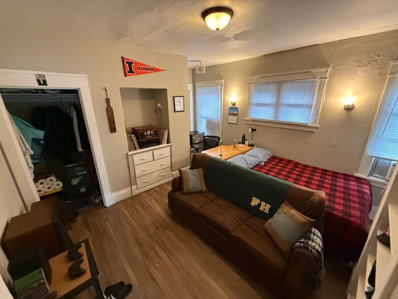 Building Photo - 804 W Oregon St