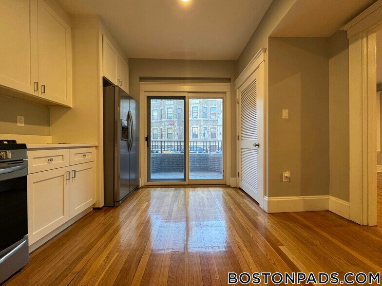 Building Photo - 190 Kelton St