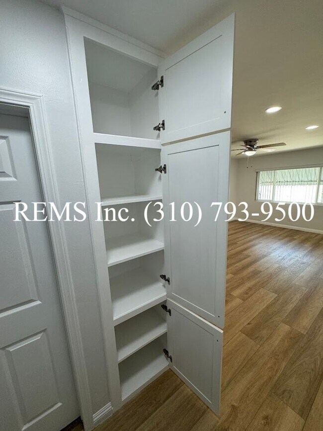 Building Photo - Remodeled Duplex Unit with Laundry Hook-Up...