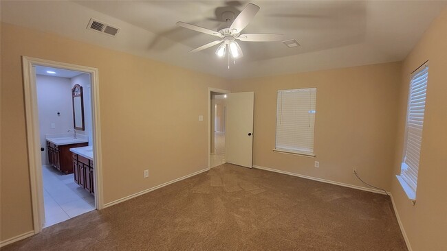 Building Photo - 3335 Lakeland Gardens Dr