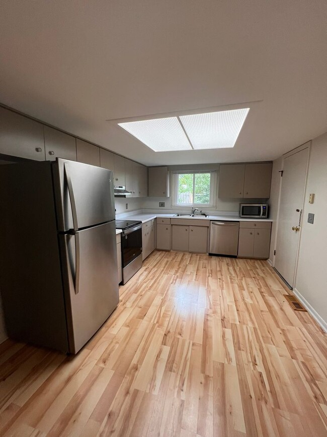 Building Photo - Cozy 3 BR Home in Convenient Location - Sh...