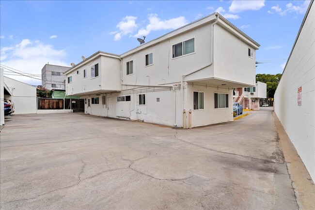 Building Photo - 511 S Verdugo Rd