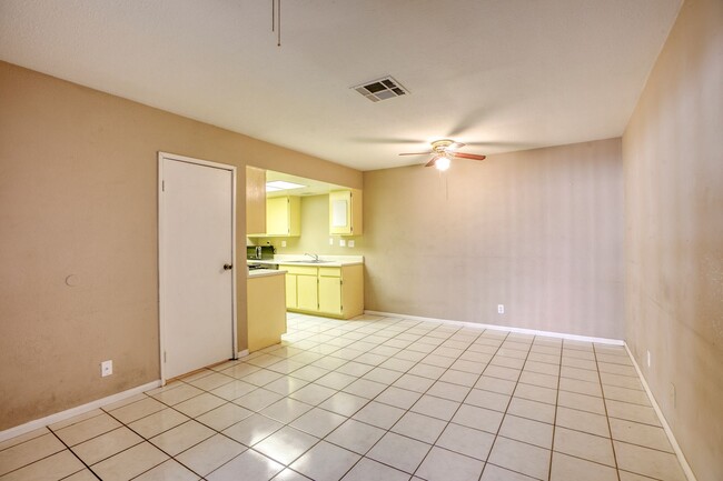 Building Photo - 1 Bed / 1 Bath Comfortable Townhome in Las...