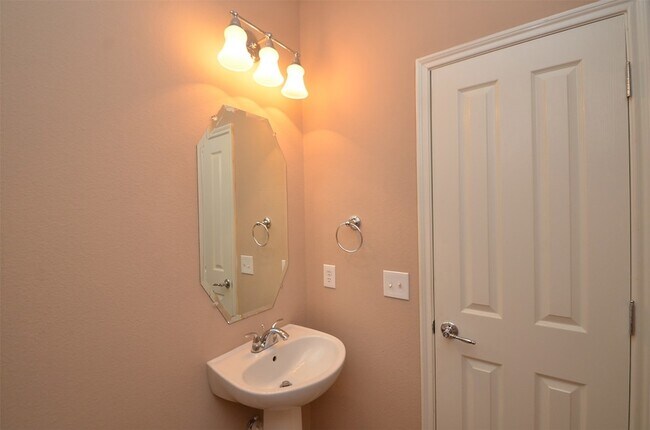 Building Photo - 915 Butterfly Ln