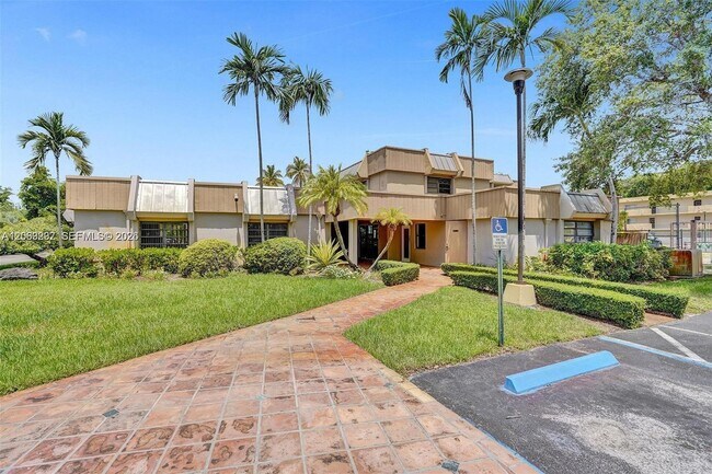 Building Photo - 10421 N Kendall Dr