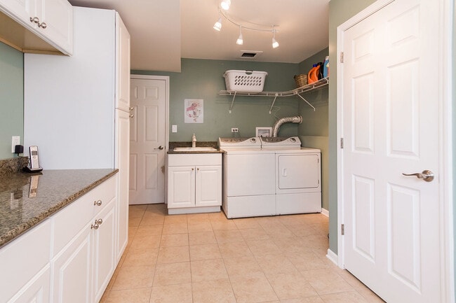 Building Photo - 461 Middlesex Ct