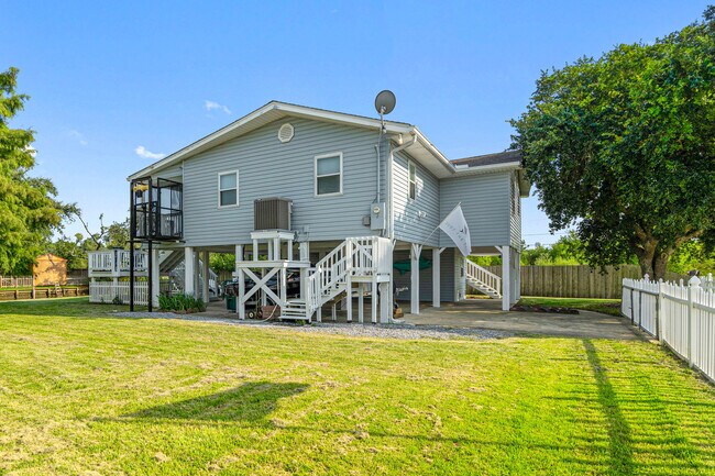 Building Photo - 806 Deer Dr