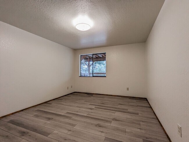 Building Photo - Move in ready 3 bedroom, 2.5 bath home wit...