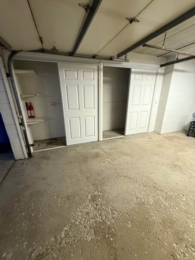 Building Photo - 5747 N Sheridan Rd