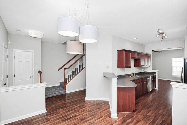 Building Photo - 2BD/2.5BA End Unit Townhome in Blakeney Greens!