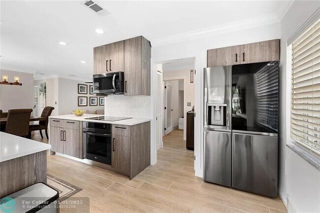 Building Photo - 530 SW 11th Ave