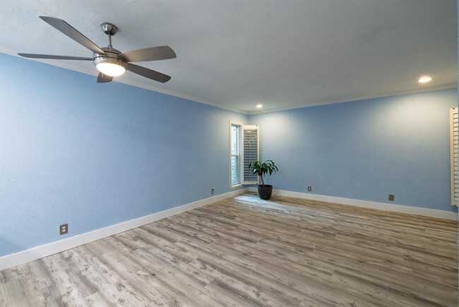 Building Photo - 6501 E Hill Dr