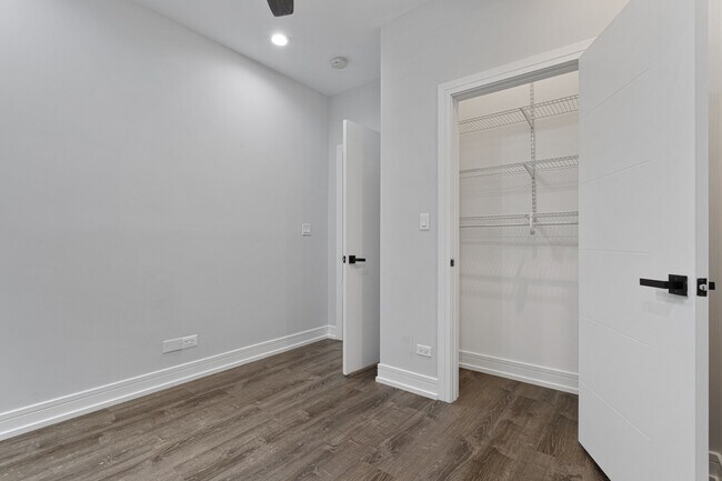 Building Photo - 1060 W Glenlake Ave