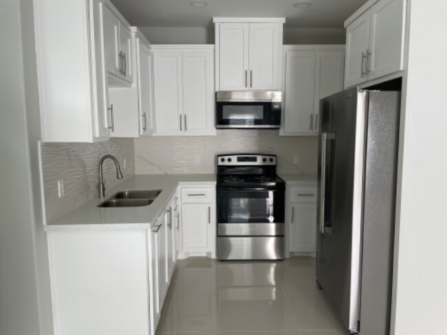 Building Photo - 2507 N Vineyard Ave