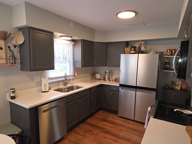 Building Photo - Updated Tosa 2 bedroom townhouse