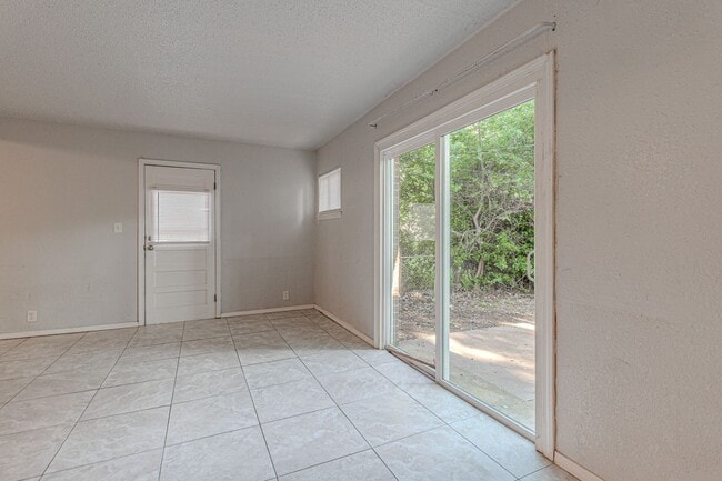 Building Photo - 3 Bed 2 Bath in OKC!