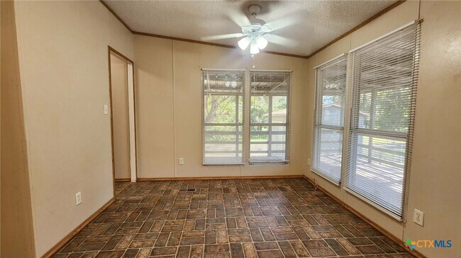 Building Photo - 572 Canal Ln