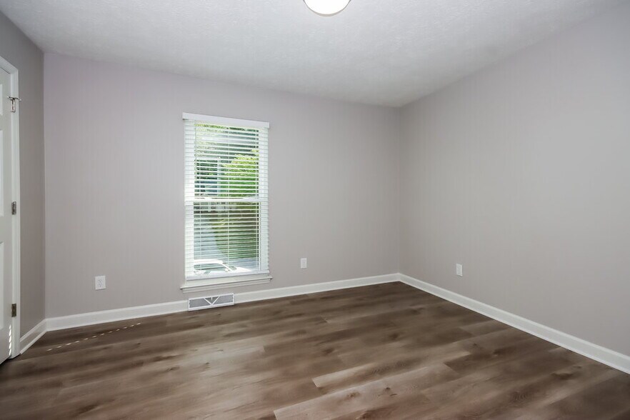 Building Photo - 917 Oakridge Dr