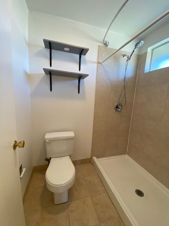 Building Photo - Spacious 3 Bed/2 Bath Duplex~ PG&E & Water...