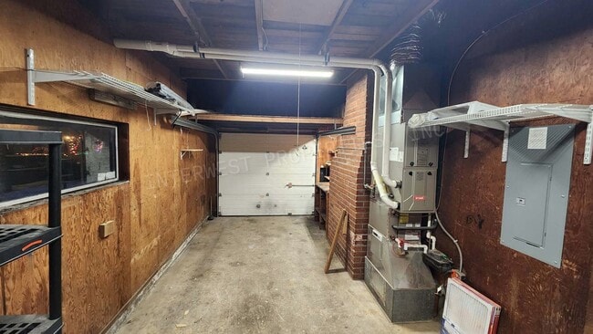 Building Photo - Remodeled 3 bedroom Ranch Style Milwaukie Home With SS Appliances, Fenced Backyard, Garage, & Ext...