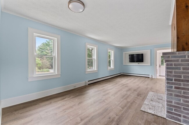 Building Photo - 381 Littlefield Rd