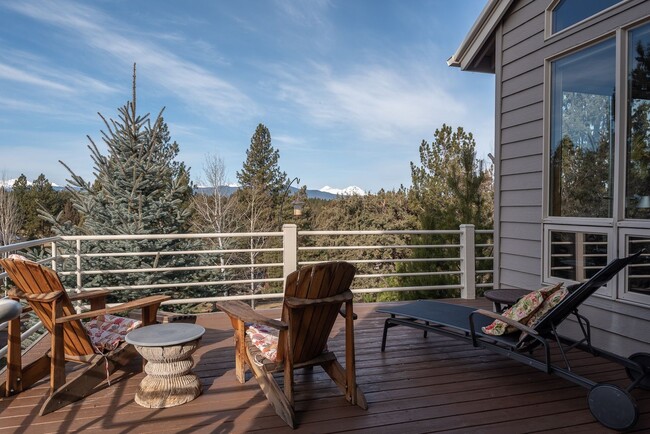 Building Photo - Spectacular Cascade Views in Awbrey Glen -...