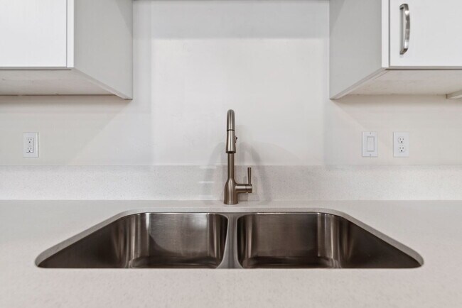Building Photo - "Discover Comfort & Style: Spacious 3-Bed,...