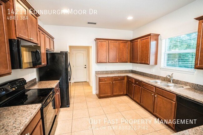 Building Photo - Spacious and Modern 4-Bedroom Home with a ...