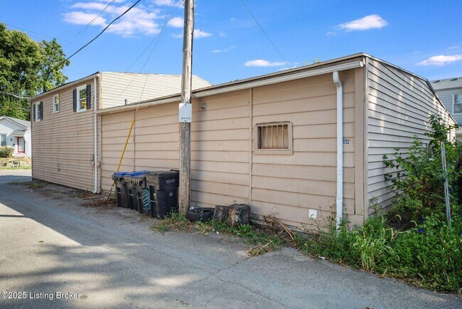 Building Photo - 1112 E Oak St