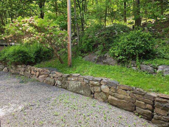 Building Photo - 7 Stone Ridge Rd