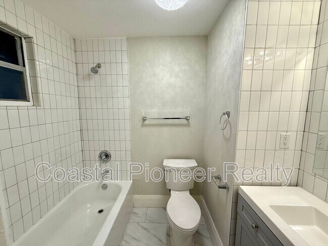 Building Photo - 4015 N Seminole Ave