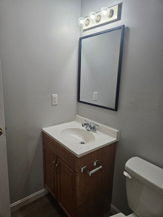Building Photo - 409 Green Valley Dr