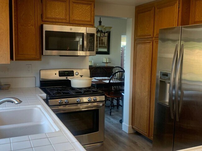 Building Photo - Wonderful East Ventura 4 Bedroom 2.5 Bath Home